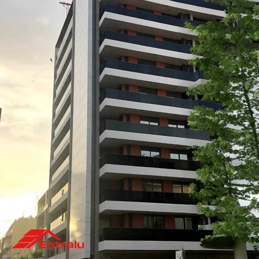 immeuble avec balcons en aluminium